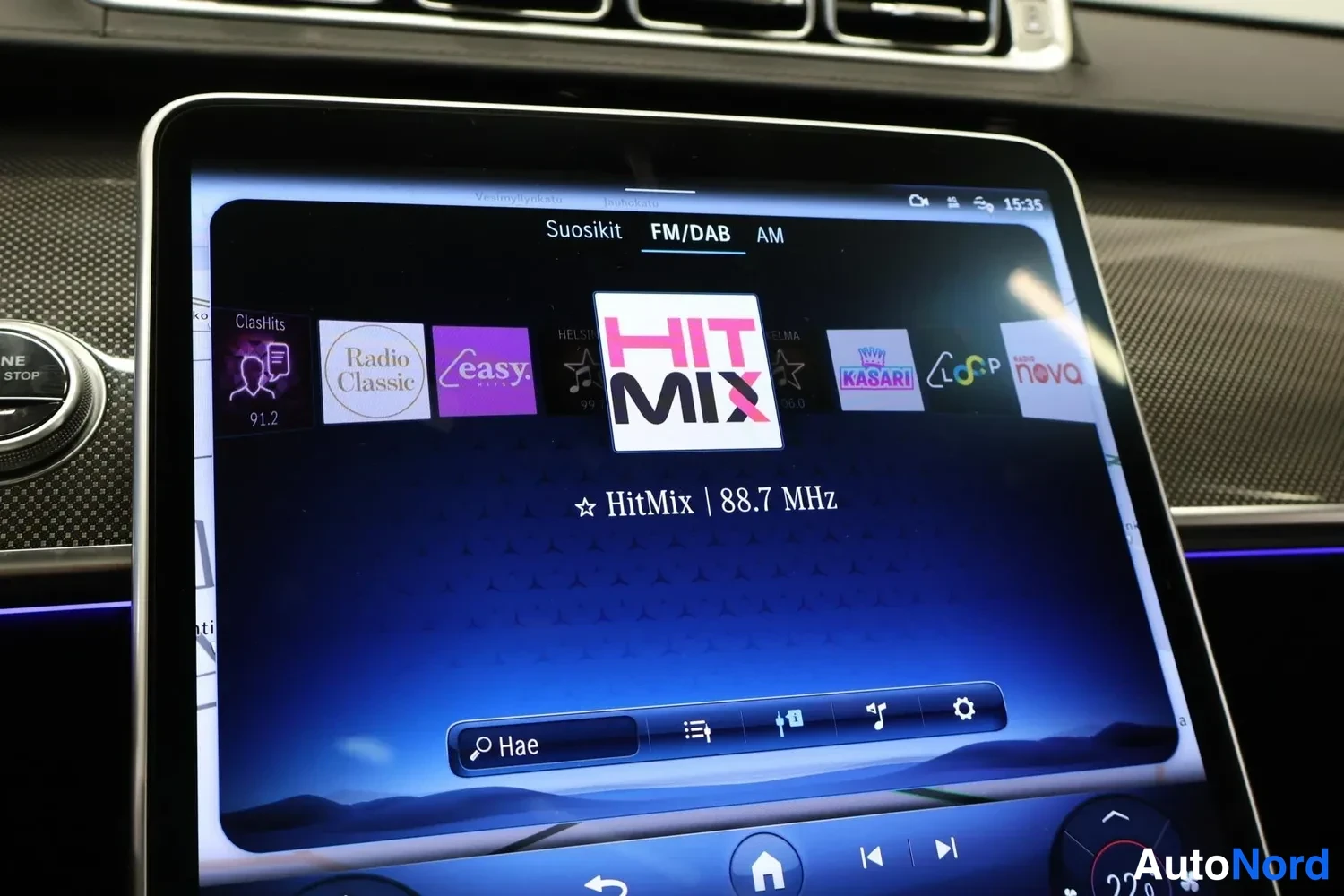 Muu: Keskikonsolin infotainment-näyttö radiokäyttöliittymässä: Suositukset, FM/DAB ja AM, valittuna kanava HitMix 88.7 MHz.