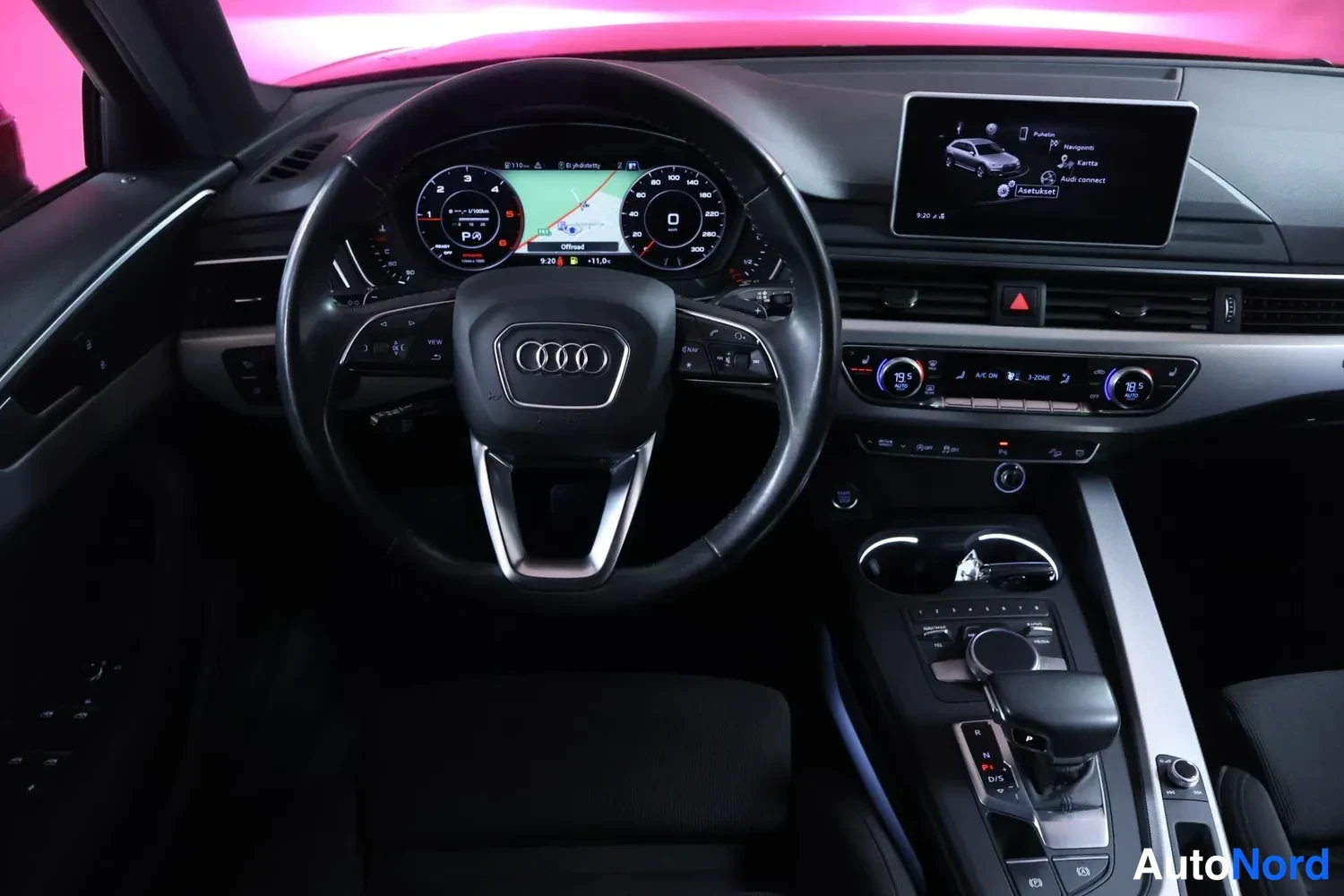 Muu: Ajonablettä ohjaamosta: Audi-ohjauspyörä, digitaalinen mittaristo navigointikartalla, keskusnäyttö ja vaihtajakeittiö.