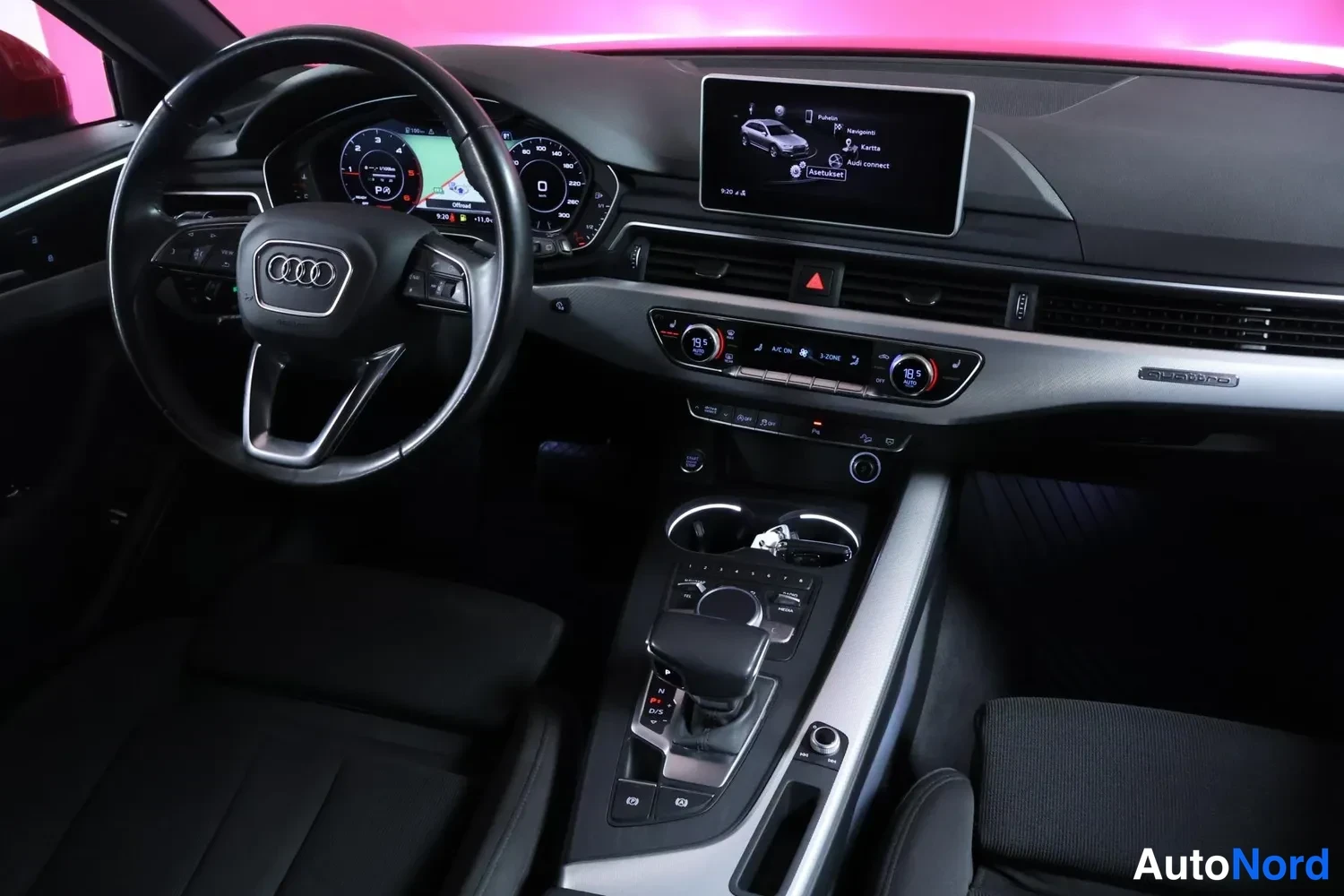 Muu: Ajonablettä ohjaamosta: Audi-ohjauspyörä, mittaristo, keskusnäyttö, automaattivaihteen valitsin ja quilted-istuinrakenne.