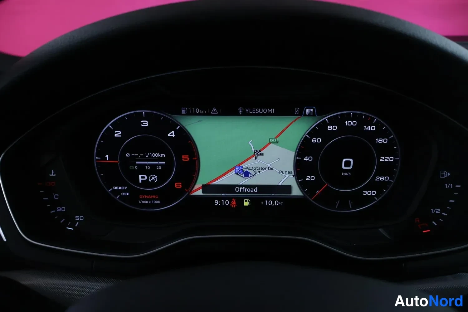 Muu: Audi A4:n digitaalinen mittaristo navigointikartta ja nollilla olevilla nopeus- ja kierroslukumittareilla.