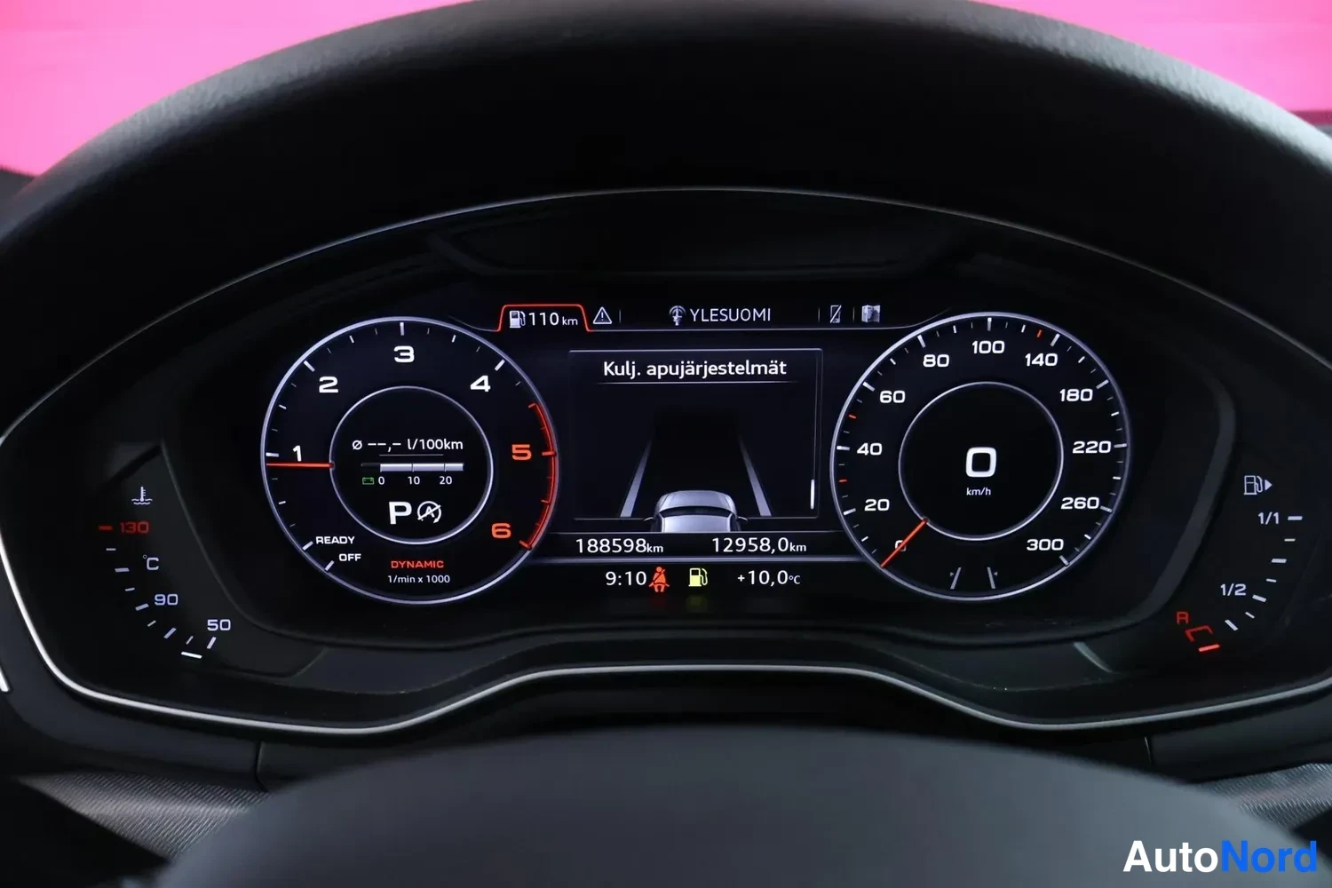 Muu: Audi A4:n digitaalinen mittaristo näyttää kokonaislukumäärän 188598 km ja matkakulun 12958,0 km.