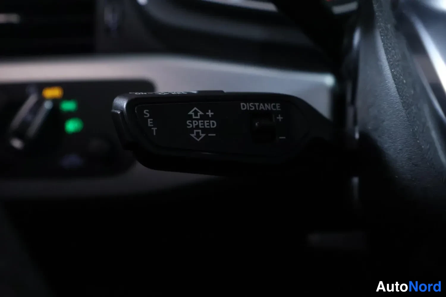 Muu: Vilkkuvalo- ja kaukovalopylväsmerkinnät jätetty pois: rattihaarukassa SPEED ja DISTANCE -merkit triumphati carglory, tuotos adaptiivinen cruise-kaukotunnustin.