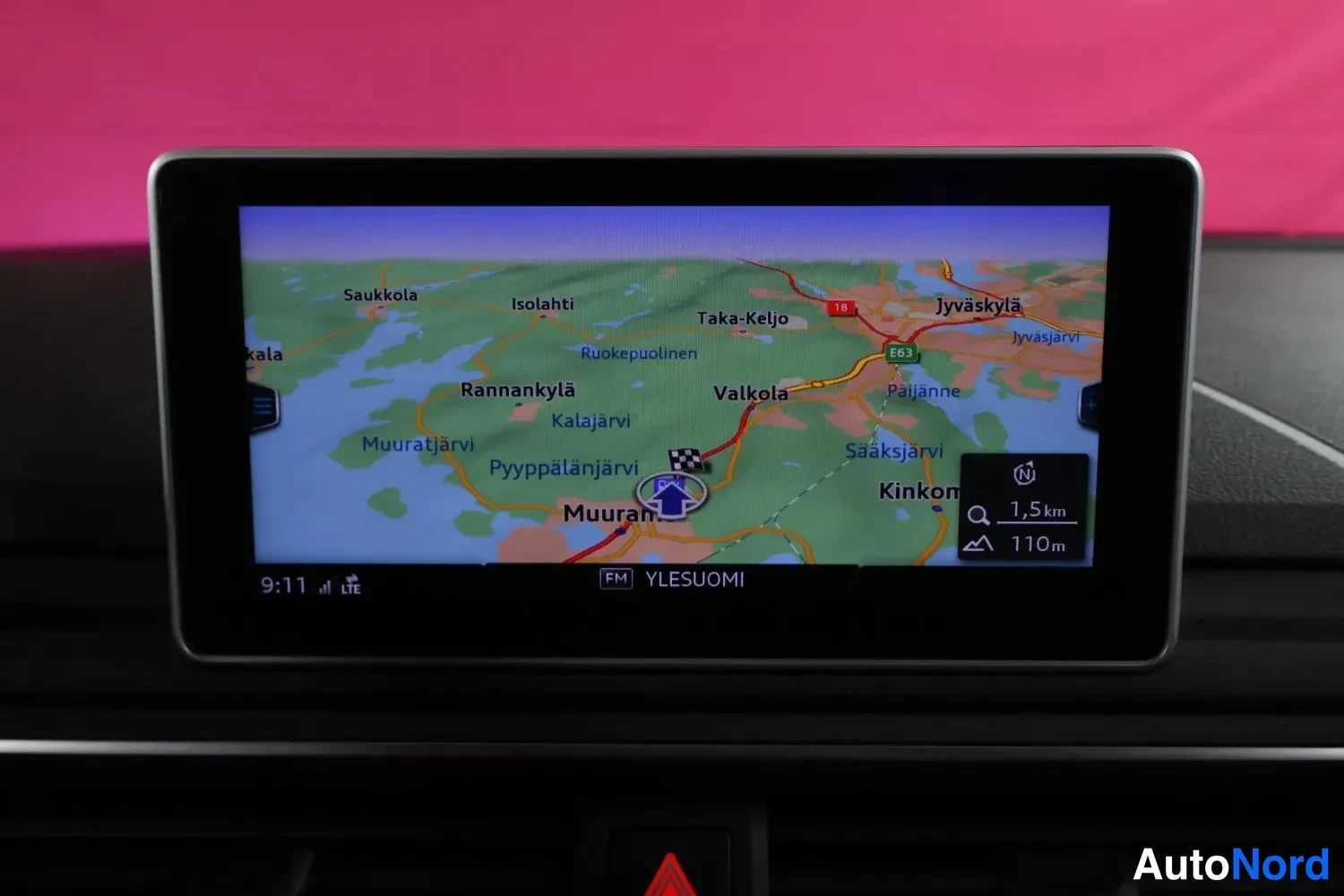 Muu: Keskirivin kosketusnäyttö näyttää navigointikartan Jyväskylän seudulta, radiokanava YLESUOMI, kello 9:11 ja LTE-symboli.
