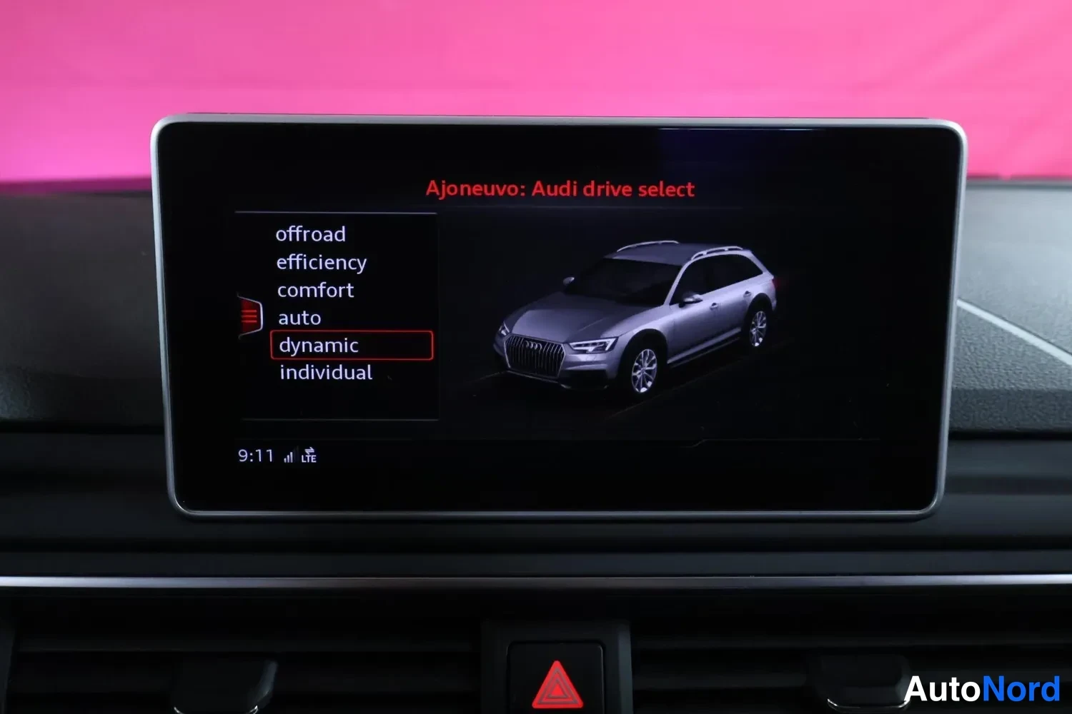 Muu: Keskirivin näyttö näyttää Ajoneuvo: Audi drive select -valikon vaihtoehdot offroad, efficiency, comfort, auto, dynamic, individual; valittuna dynamic.