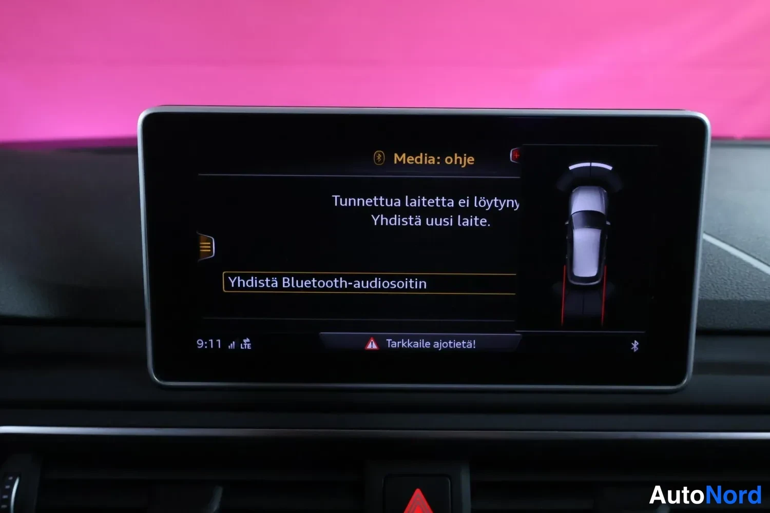Yksityiskohta: Audi-auton infotainment-näyttö Media-ohjeessä: teksti 'Tunnettua laitetta ei löytynyt, Yhdistä uusi laite' ja korostettuna 'Yhdistä Bluetooth-audiosoitin'.