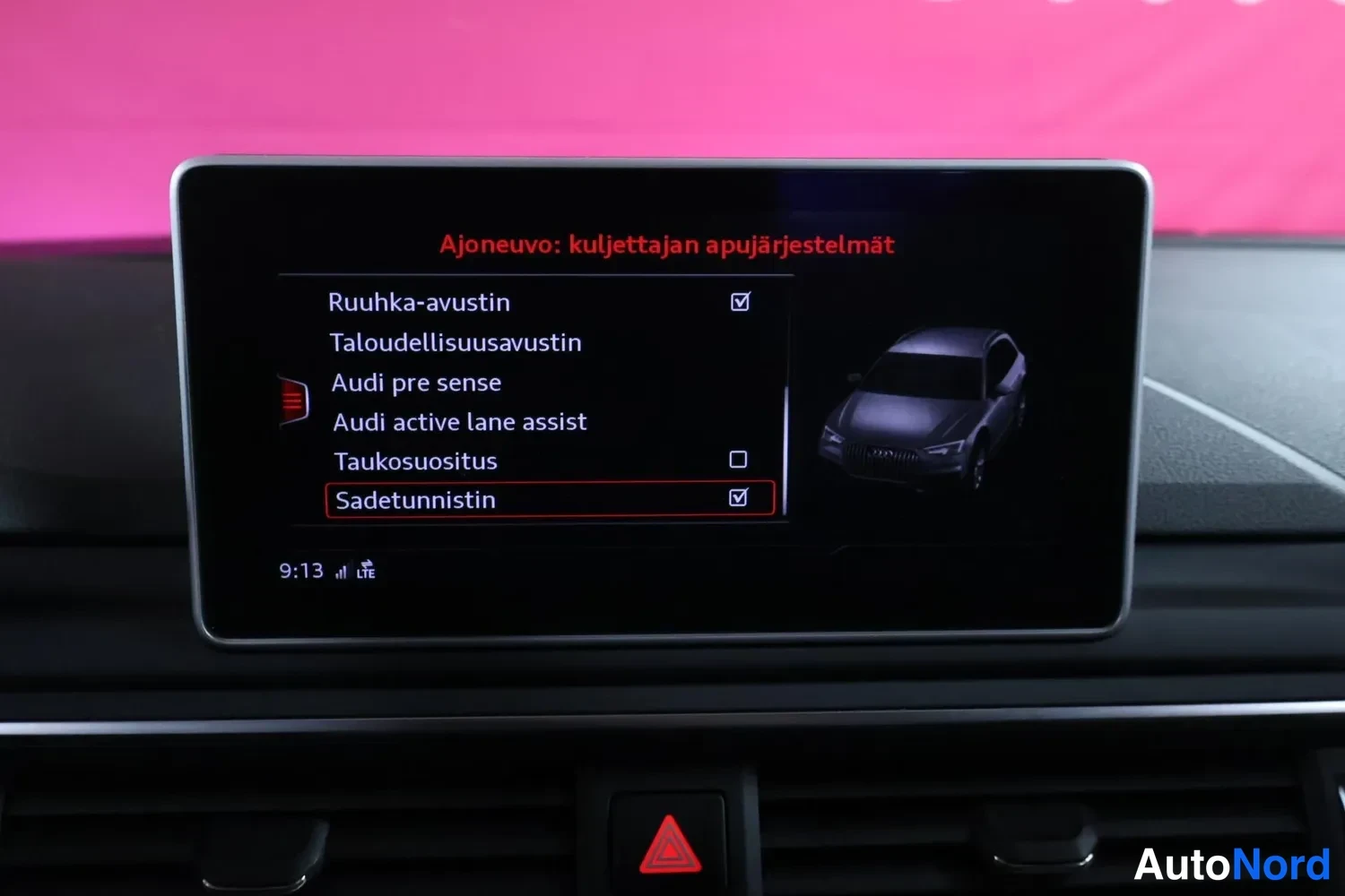 Yksityiskohta: Audi A4 Allroadin keskikonsolin infotainment-näyttö näyttää kuljettajan apujärjestelmien valikon: ruuhka-avustin, taloudellisuusavustin, Audi pre sense, Audi ac