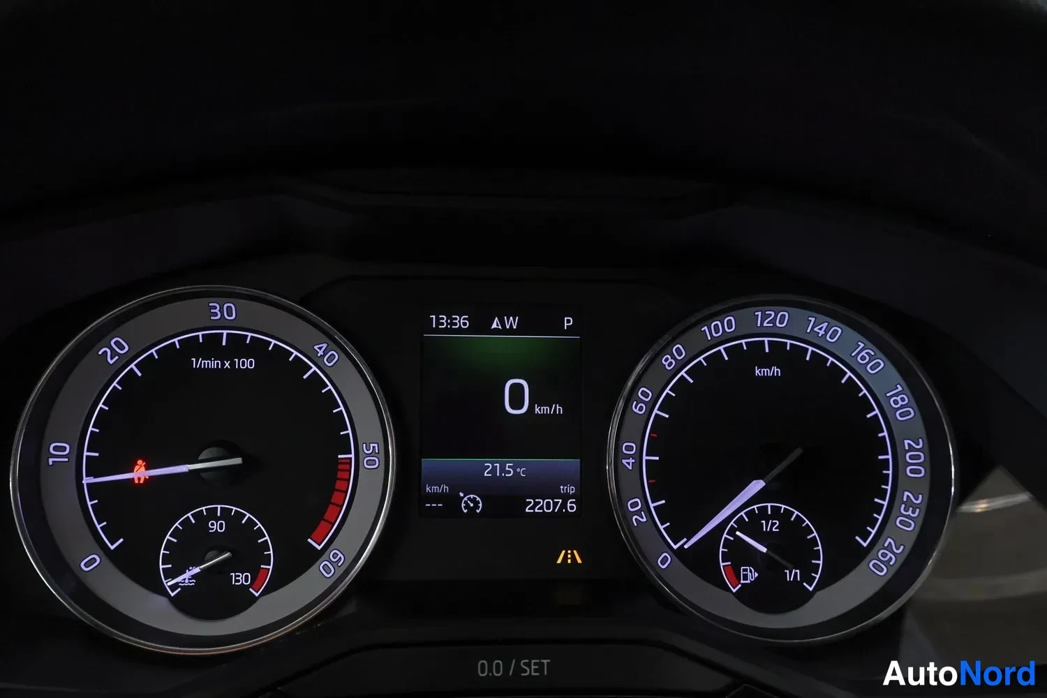 Muu: Mittaristo lähikuvassa: kierroslukumittari, nopeusmittari, nopeus 0 km/h, ulkolämpötila 21,5 °C ja trip-lukema 2207.6.