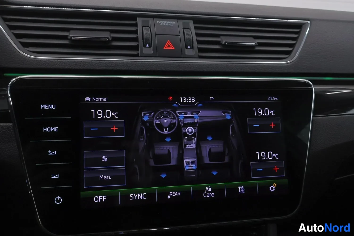 Muu: Ilmastoinnin näyttö näyttää kolmea lämpötilaa (19,0 °C eténä ja takana) sekä OFF-, SYNC-, REAR- ja Air Care-valinnat.