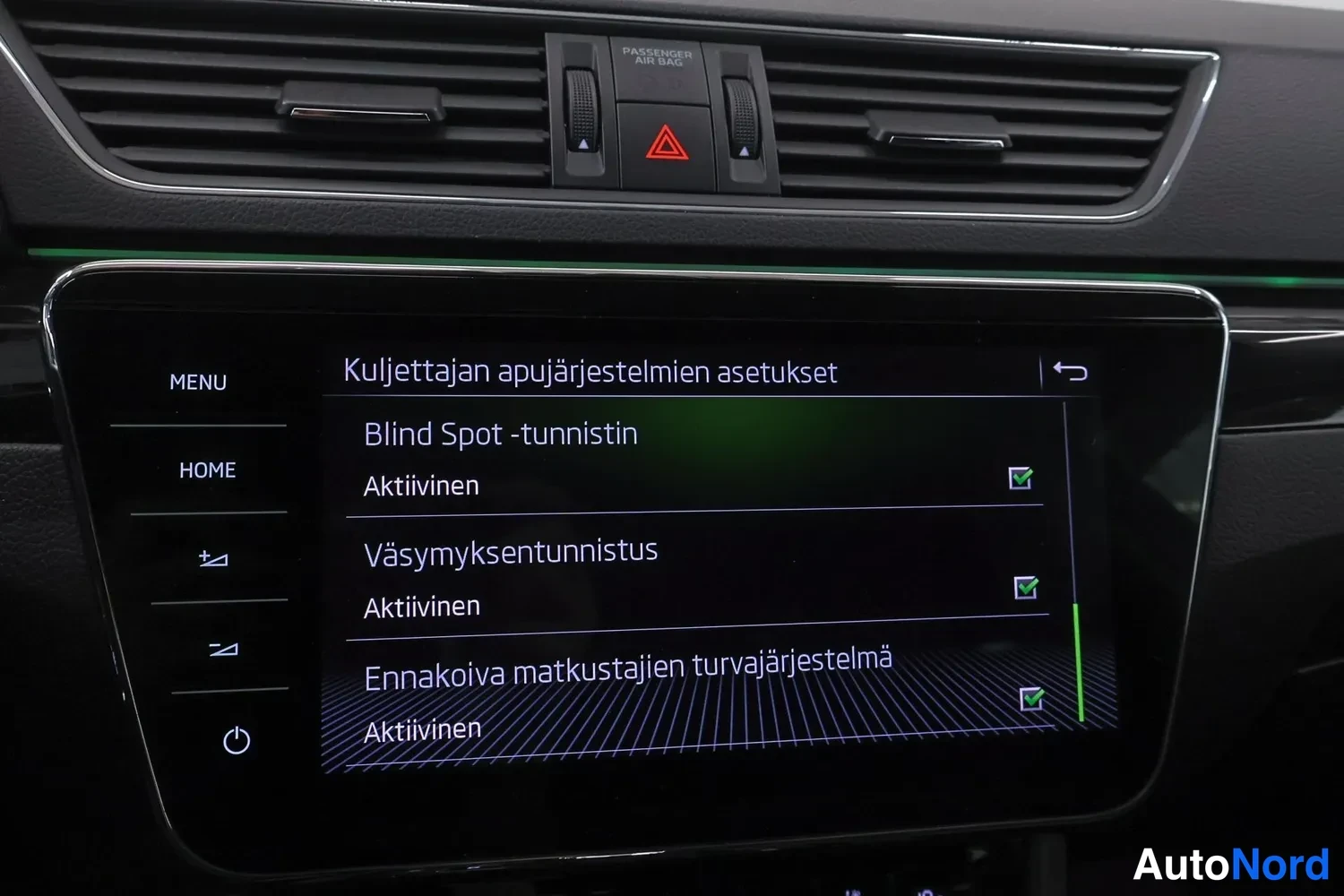 Muu: Keskusnäyttö näyttää apujärjestelmien asetukset: Blind Spot -tunnistin aktiivinen, Väsymyksentunnistus aktiivinen, Ennakoiva matkustajien turvajärjestelmä aktii