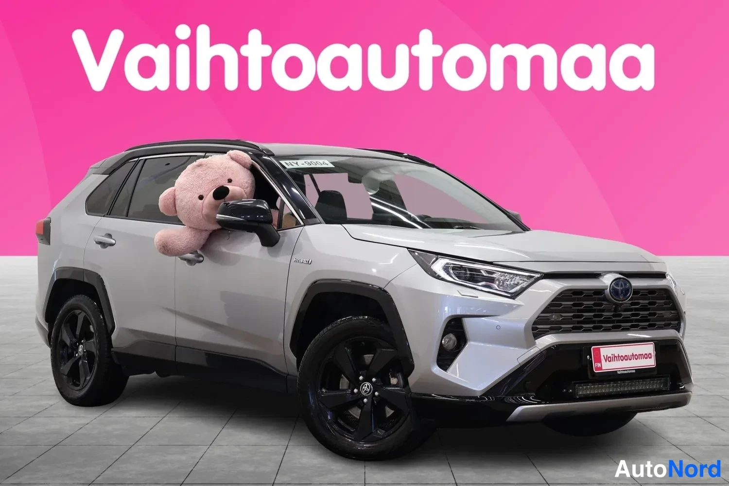 Etuviisto, nokka oikealle: Hopeanharmaa Toyota RAV4 -maastauto kulmassa edestä oikealta, keulakuva ja oikea sivu näkyvissä, tummat vanteet ja musta katto.