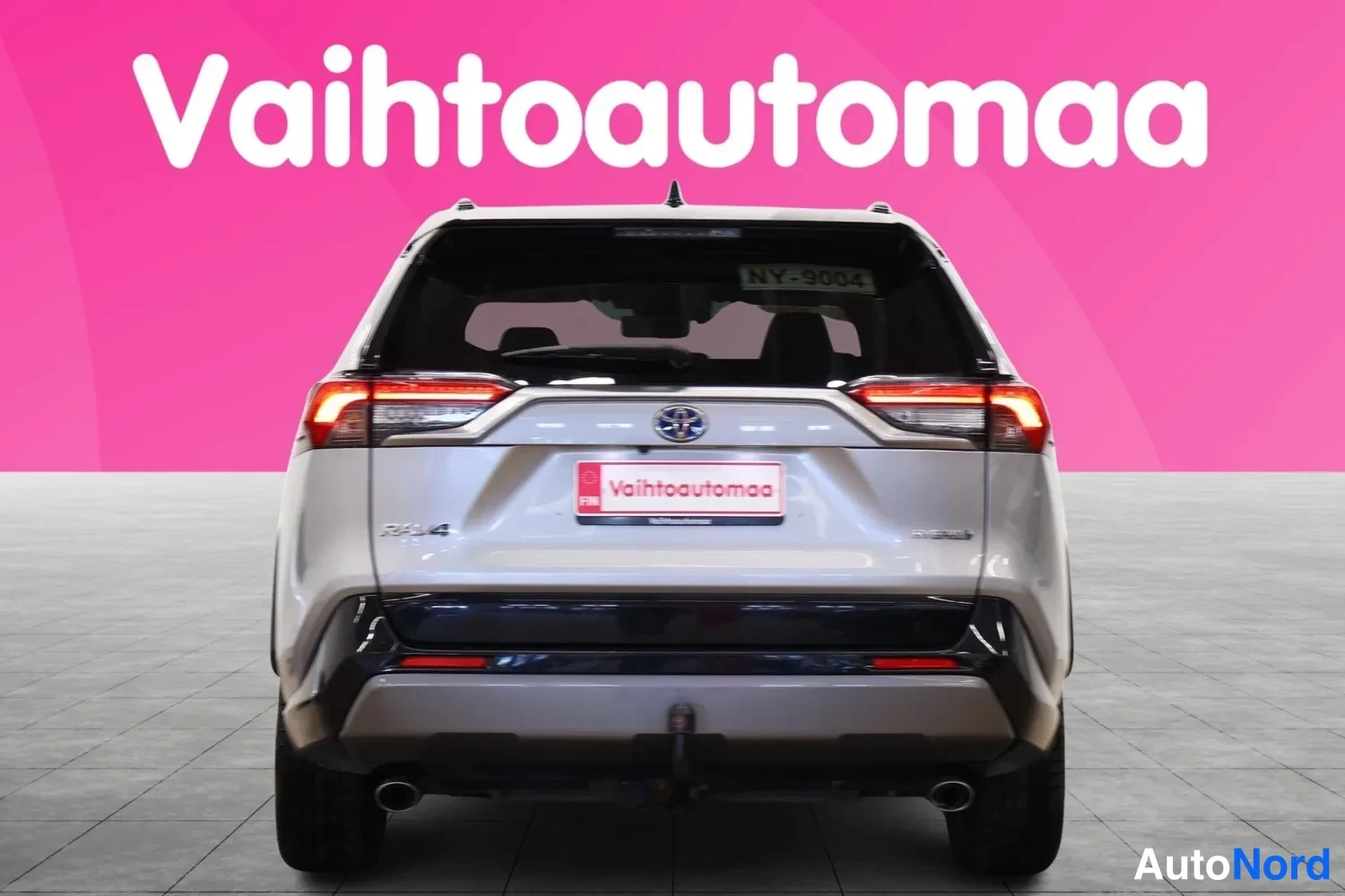Takaa: Toyota RAV4 suoraan takaa, ympyrämerkintä-valot ja kaksosputkiston äänenvaimentimet näkyvissä.