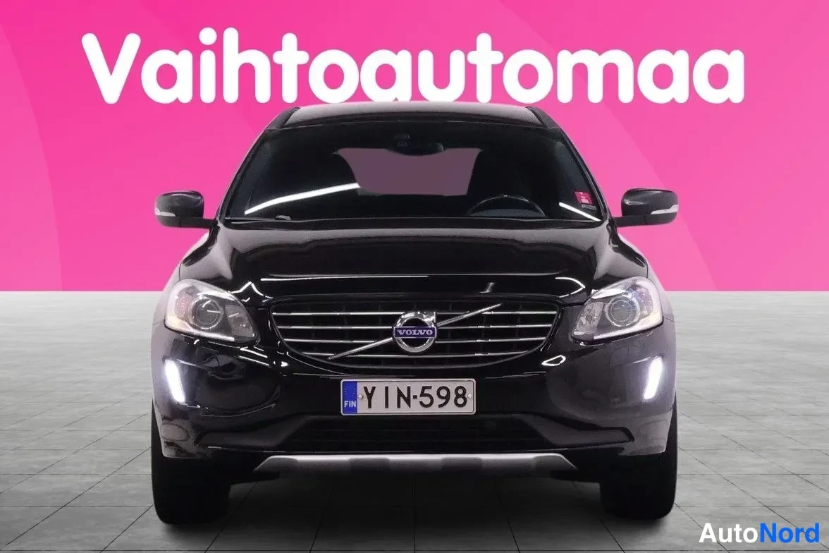 Edestä: Musta Volvo XC60 suoraan edestä, rekisteritunnus.
