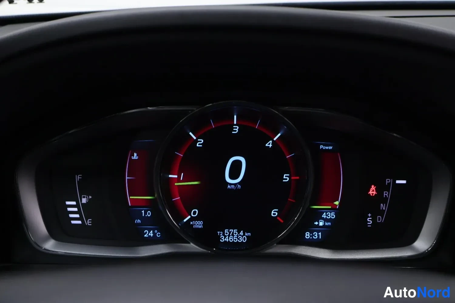Yksityiskohta: Digitaalinen mittaristo näyttää nopeuden 0 km/h, kokonaislukeman 346 530 km, matkakulun 575,4 km ja polttoainemäärän.