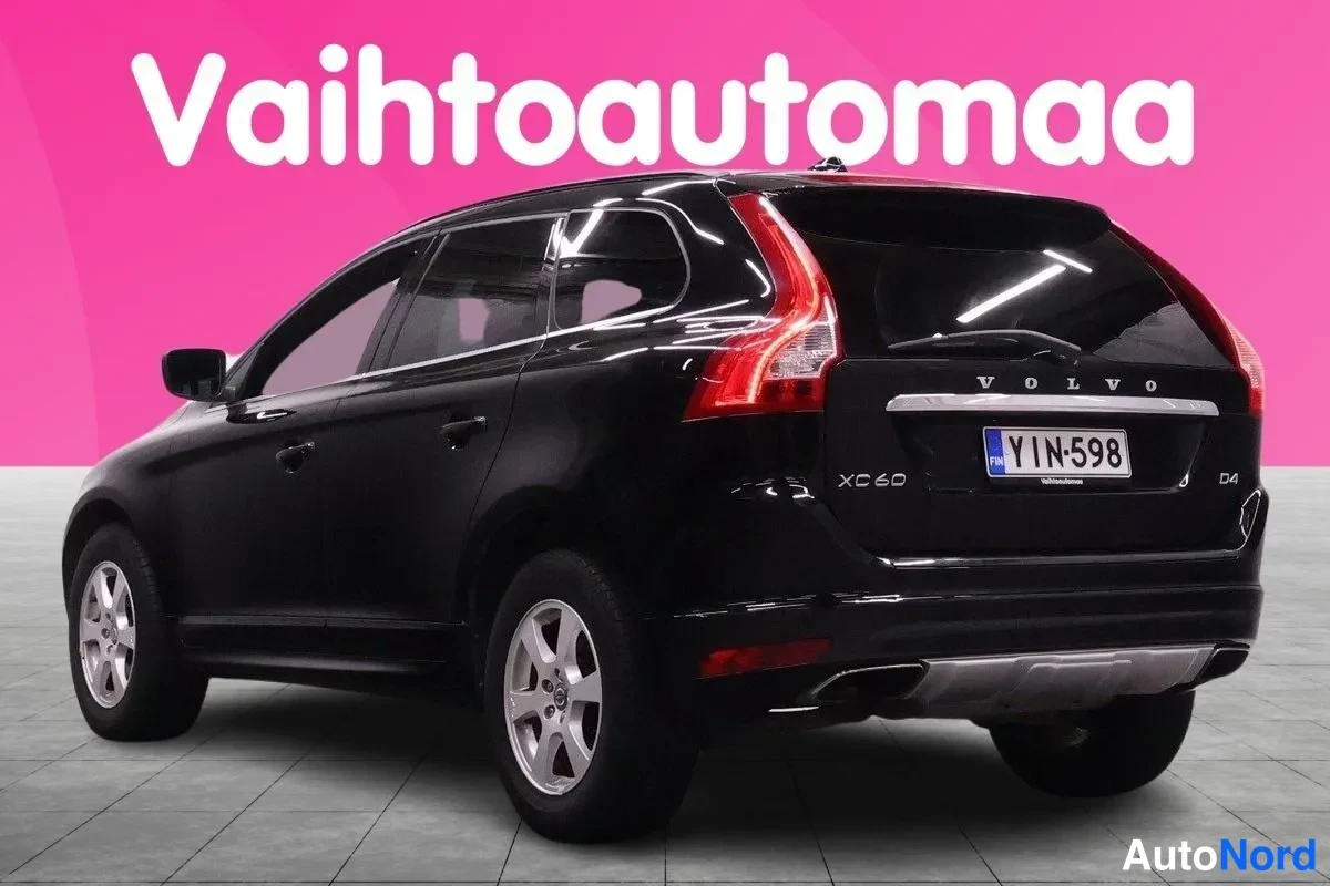 Takaviisto: Mustan tila-auton takaosa ja kylki takaviistosta, rekisteri, XC60- ja D4-merkit.