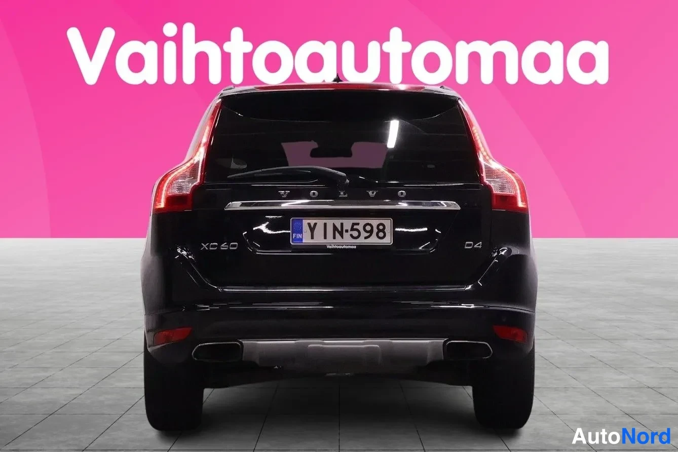 Takaa: Mustan tila-auton takaosa suoraan takaa, rekisteri, XC60- ja D4-merkit.