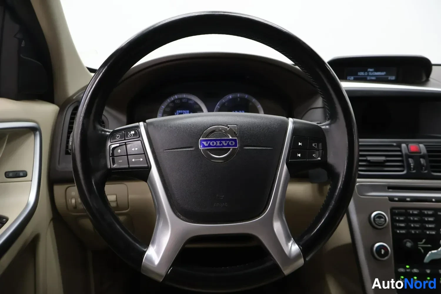 Muu: Volvo-ohjauspyörä ja kojelauta sisäkuvassa