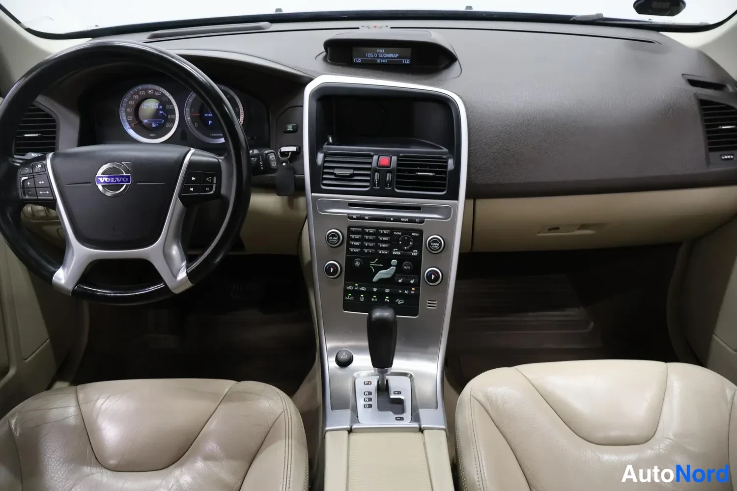 Muu: Volvo XC60:n sisätilat ja kojelauta edestä