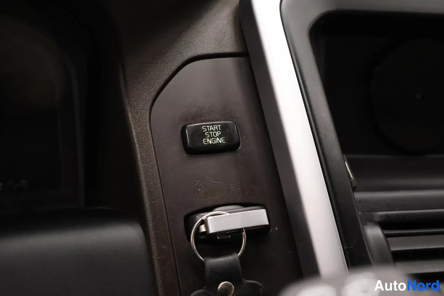 Yksityiskohta: Start/stop engine -käynnistyspainike ja kojelautaan kytketty avain.