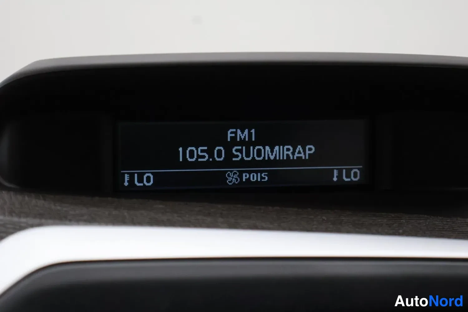 Yksityiskohta: Kojelaudan näyttö, jossa radiovalinta FM1 taajuudella 105.0 SUOMIRAP.
