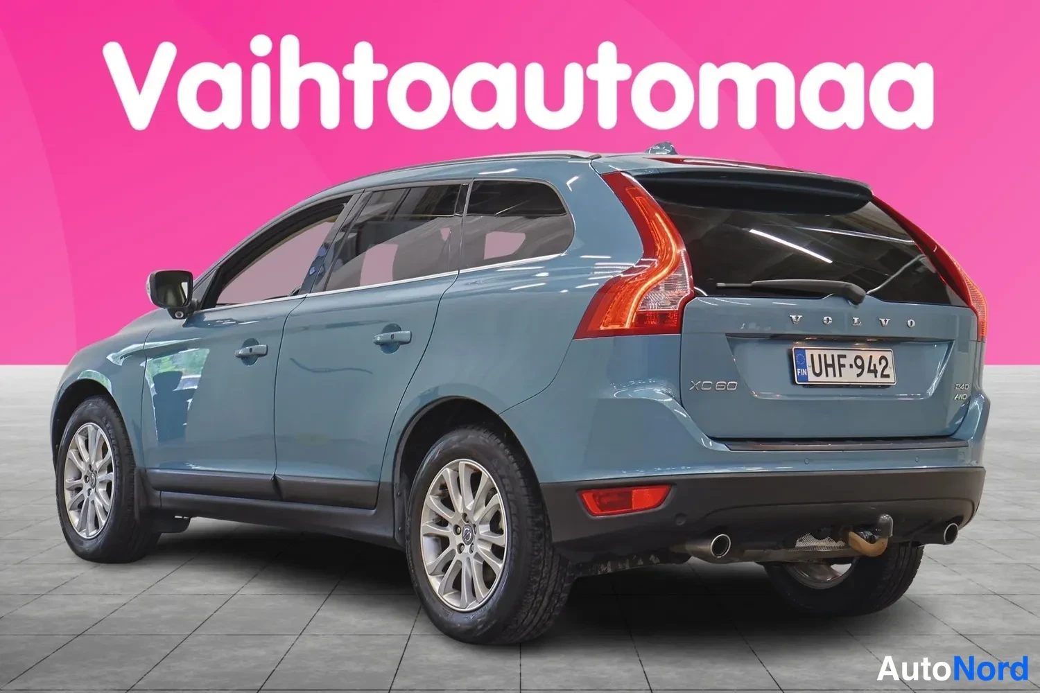 Takaviisto: Sinisenharmaan tila-auton takakolmasnäkyymä, rekisteritunnus ja VOLVO-merkintä.