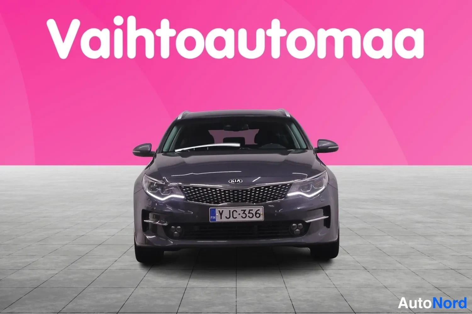 Edestä: Kia Optima -farmari suoraan edestä rekisteritunnus