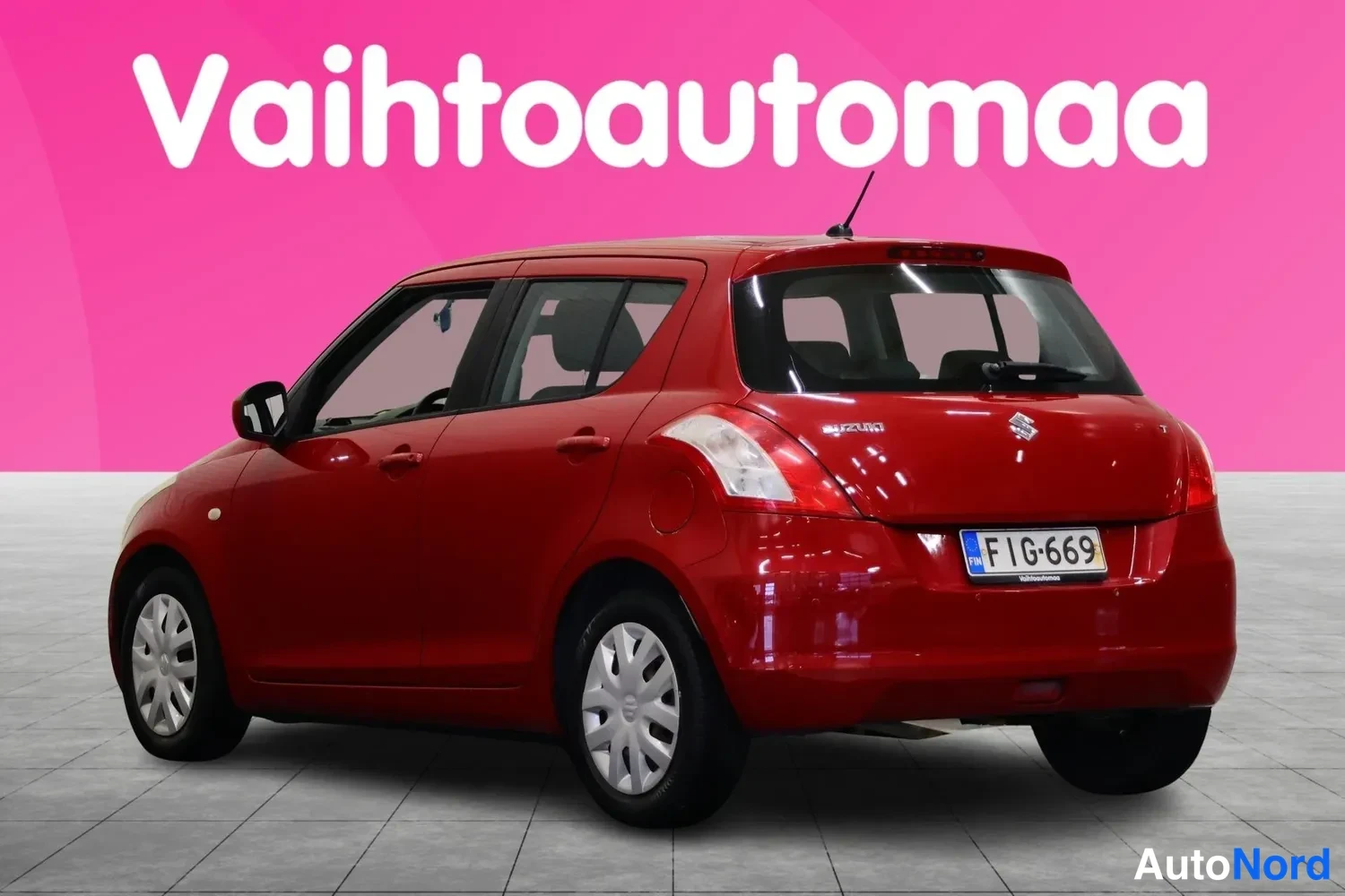 Takaviisto: Punainen hatchback takaosakulmasta vasemmalta, rekisteritunnus