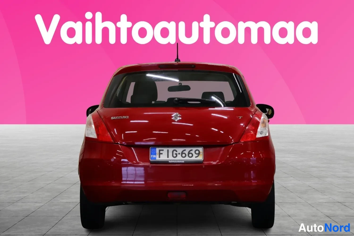 Takaa: Punainen hatchback suoraan takaa, rekisteritunnus