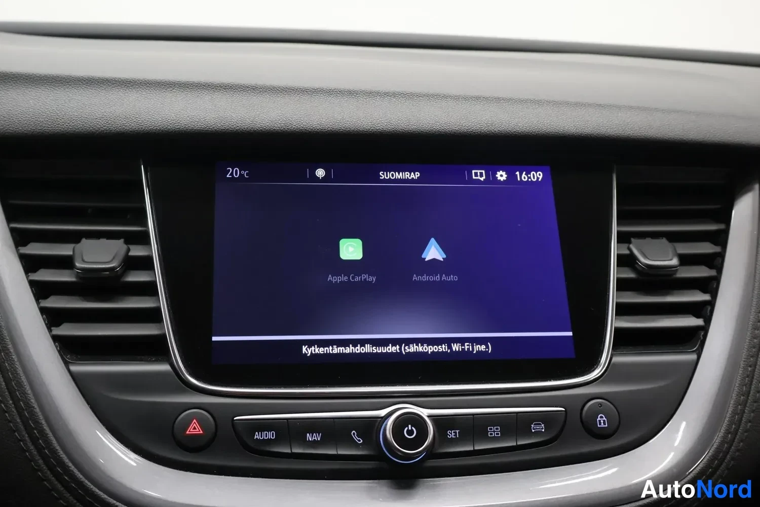 Muu: Kosketusnäyttö tarjoaa Apple CarPlay- ja Android Auto-yhteydet, teksti 'Kytkentämahdollisuudet (sähköposti, Wi-Fi jne.)'; napit AUDIO, NAV, SET ja lukitus.