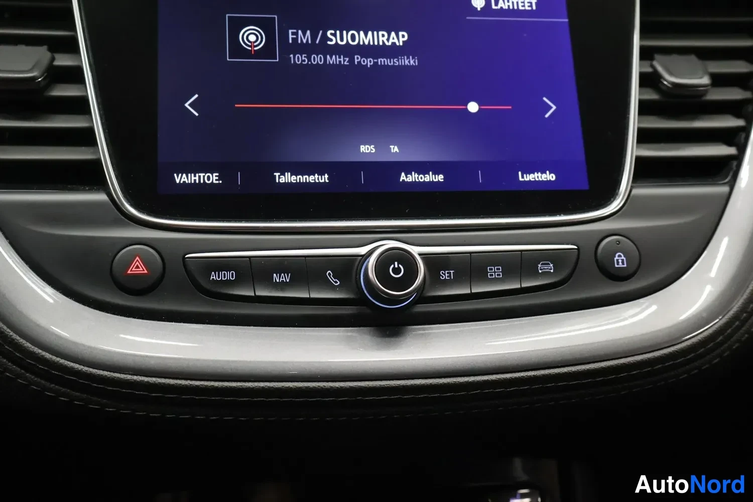 Muu: Radiokäyttöliittymä: 'FM / SUOMIRAP 105.00 MHz Pop-musiikki', alapuolella valinnat VAIHTOE., Tallennetut, Aaltoalue, Luettelo ja keski­nappi, AUDIO-, NAV- ja SE
