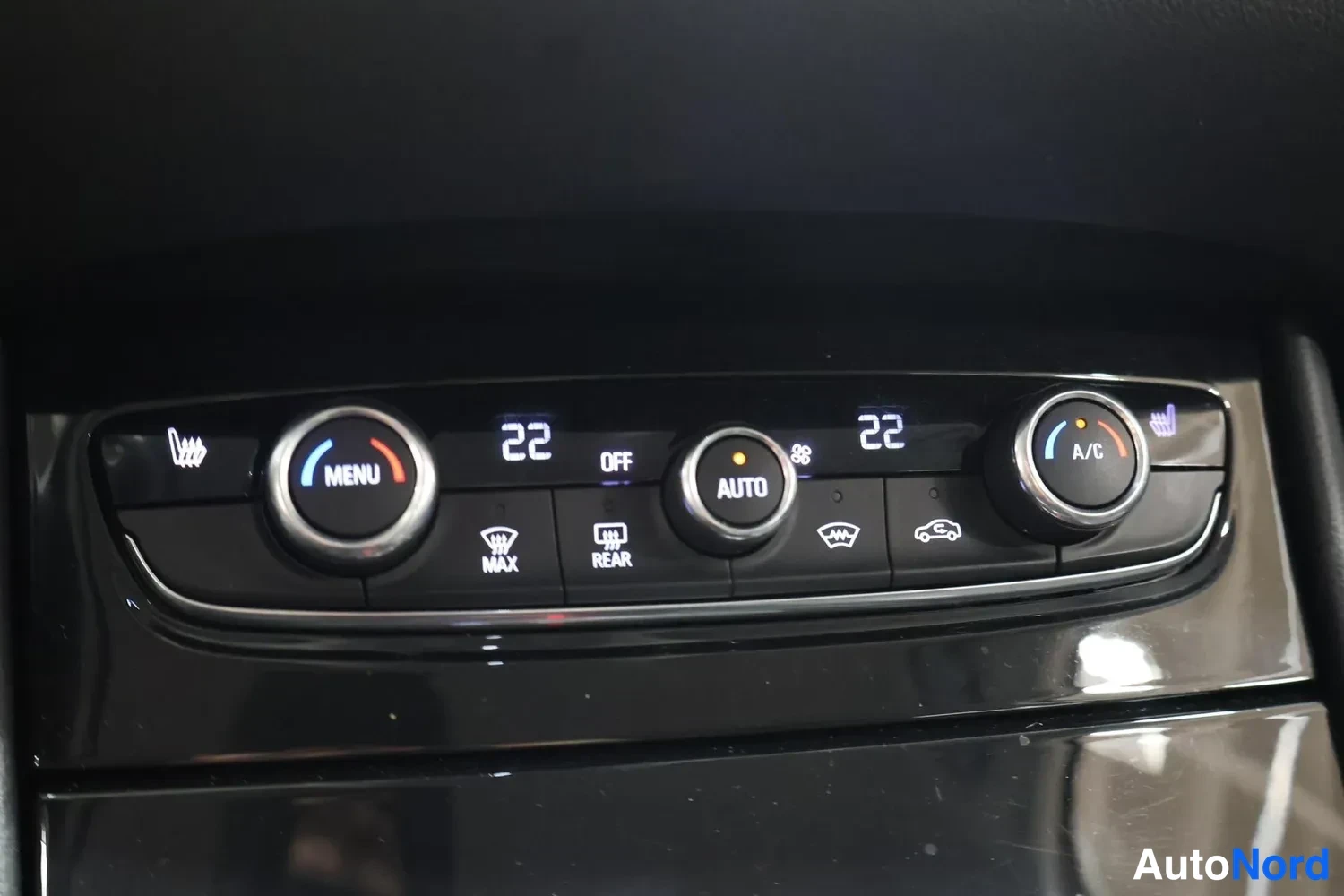Edestä: Autohallintapaneelin osa: kaksivyöhykkeinen automaattilämpötilan säätö, näyttö 22 ja 22, napit MENU, AUTO, A/C, OFF, MAX, REAR.
