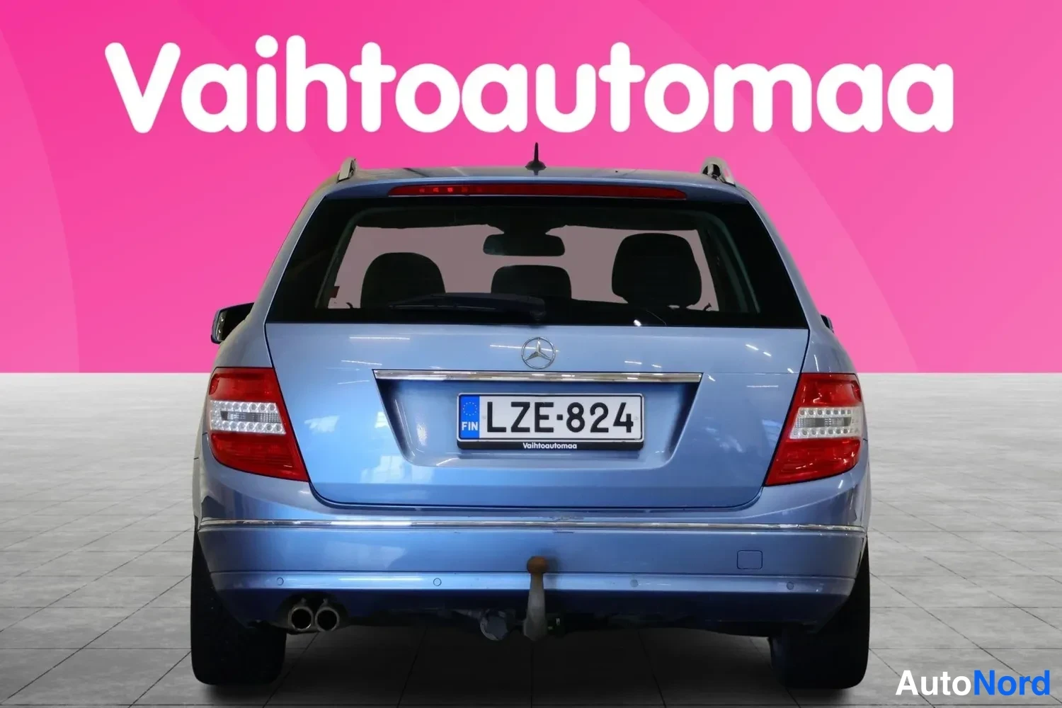 Takaa: Mercedes-Benz -farmari suoraan takaa, rekisterikilpi ja kattotelineet