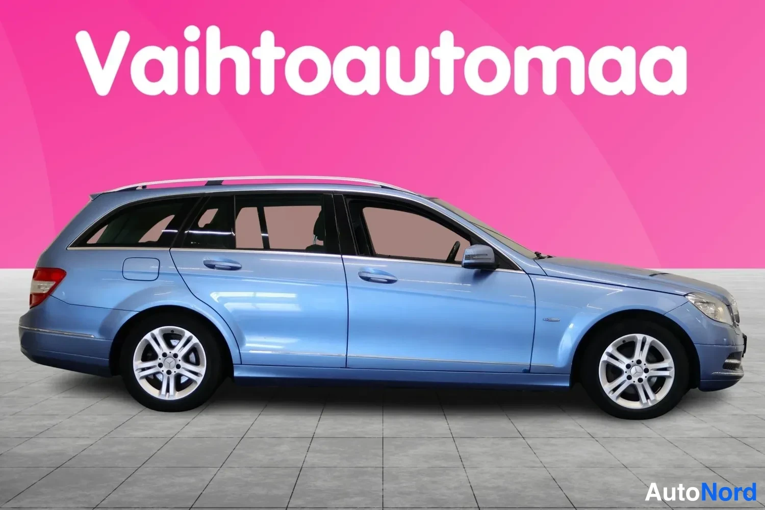 Sivulta: Sininen Mercedes-Benz C -asema-auto sivulta kuvattuna.