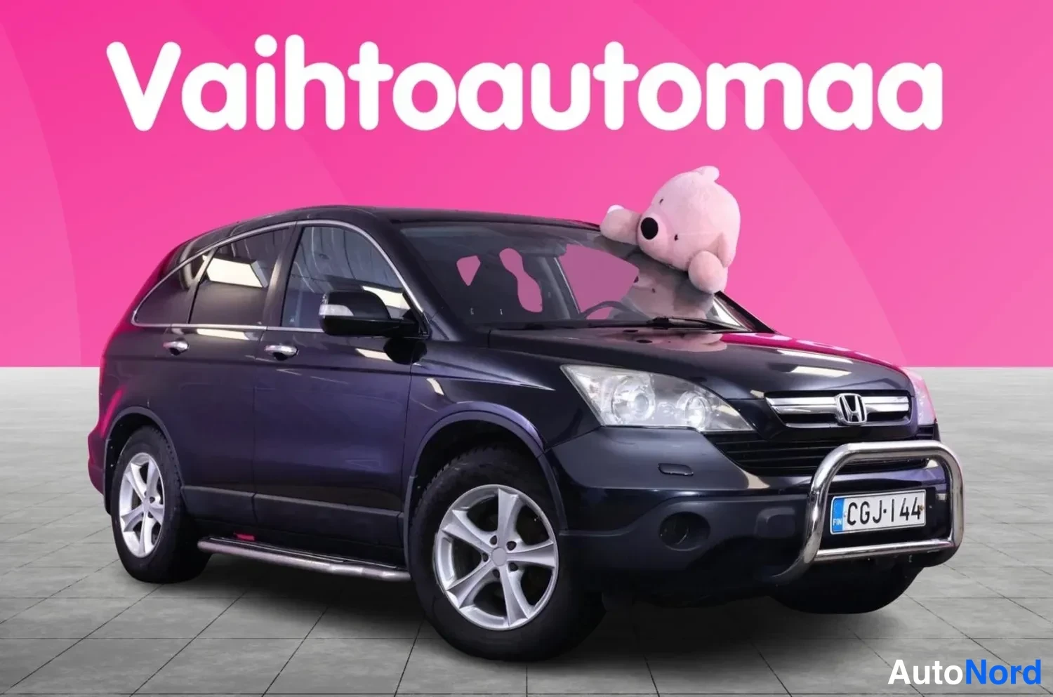 Etuviisto, nokka oikealle: Mustansininen Honda CR-V kolmivartalokuvakulmasta, etupuskurissa kromikaari ja sivuprofiilit.