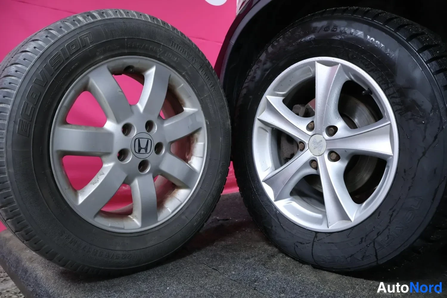 Yksityiskohta: Kaksi alumiinivannetta rinnakkain: vasemmassa Honda-merkkinen pölykapseli ja ECOVISION-merkitty rengas, oikeassa autossa kiinni oleva vanne.