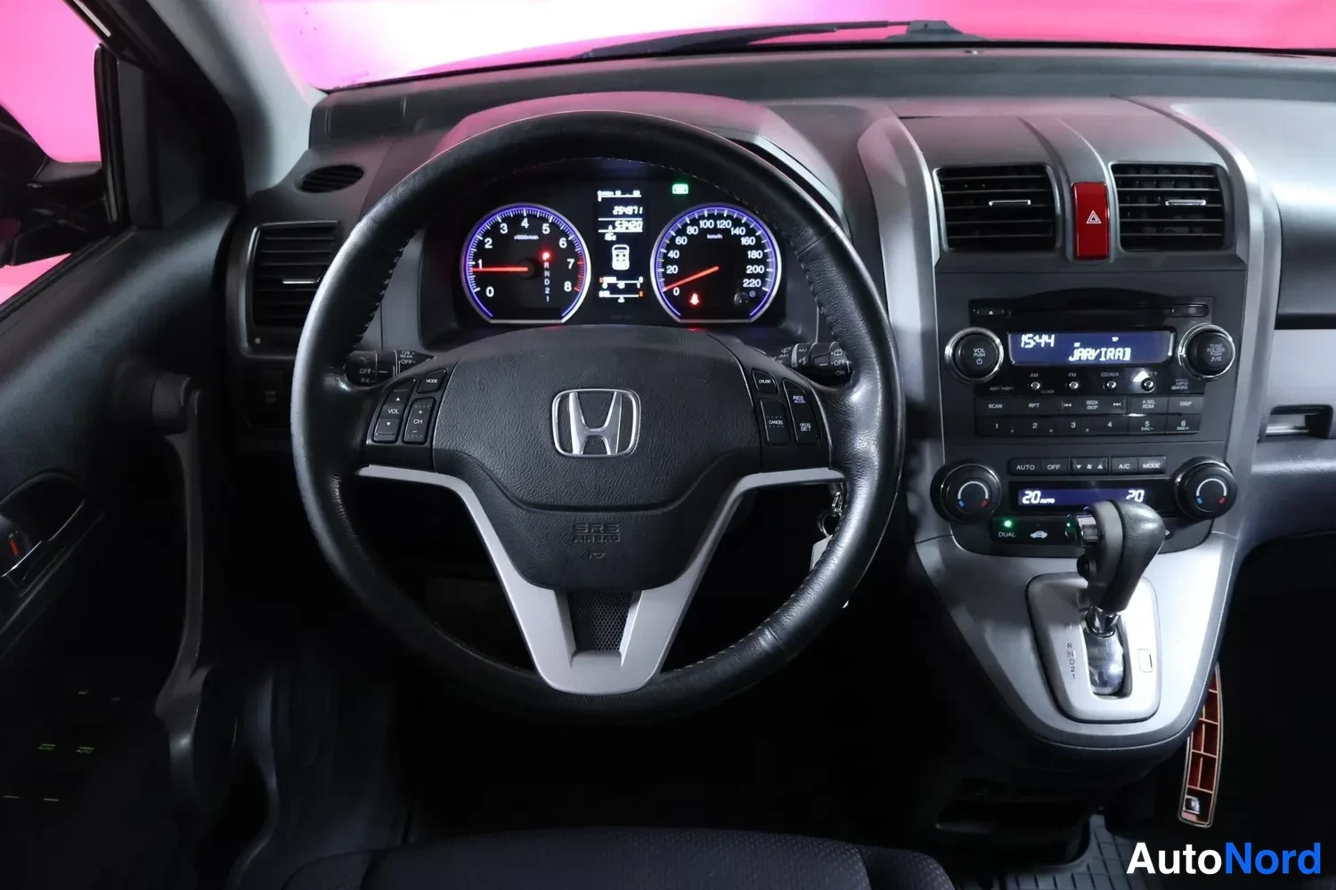 Muu: Ohjaamo Honda-merkillä varustetulla ohjauspyörällä, mittaristo ja automaattivaihteen valitsin näkyvissä.