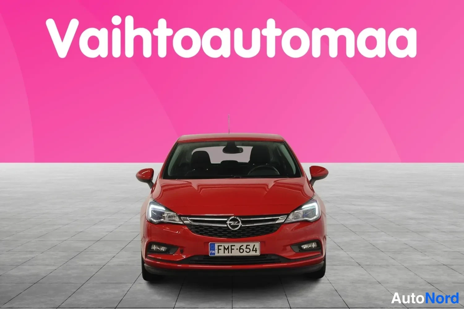 Edestä: Punaisen Opel Astran suora etunäkymä; etusäleikkö, LED-etuvalot ja rekisterikilpi näkyvissä.