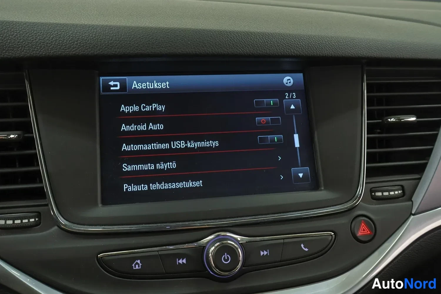 Muu: Multimedialaitteen asetusnäkymä Asetukset-sivulla, jossa vaihtoehtoina Apple CarPlay, Android Auto, Automaattinen USB-käynnistys, Sammuta näyttö ja Palauta tehd