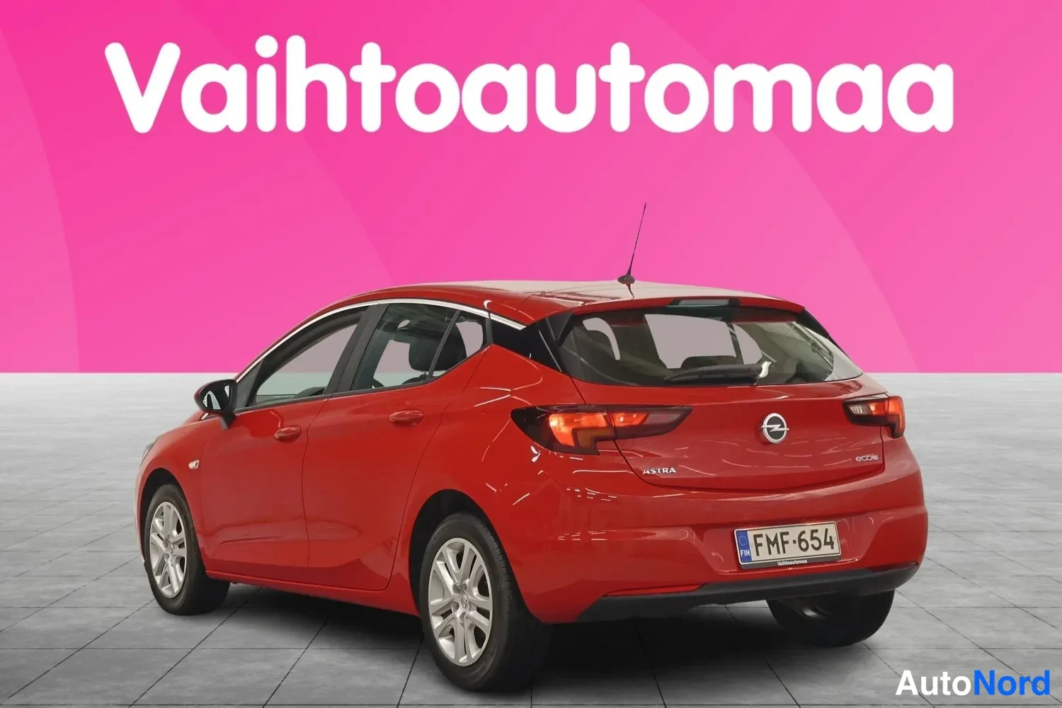 Takaviisto: Punainen farmariauto takaa oikealta kuvattuna, rekisterikilpi.