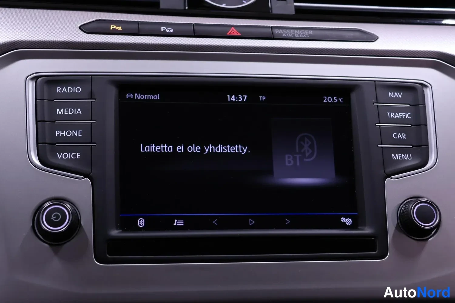 Yksityiskohta: Infotainment-näyttö ilmoittaa 'Laitetta ei ole yhdistetty.' ja näyttää Bluetooth-symbolin.