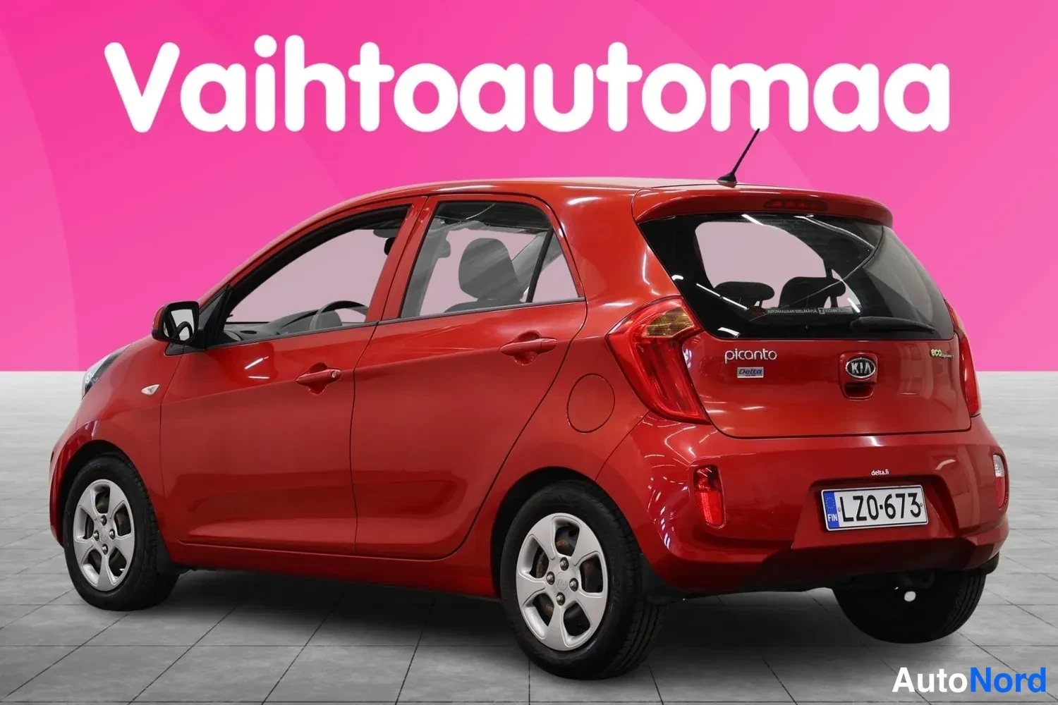 Takaviisto: Punainen Kia Picanto viistosti takaa, takavalo ja picanto-teksti näkyvät.