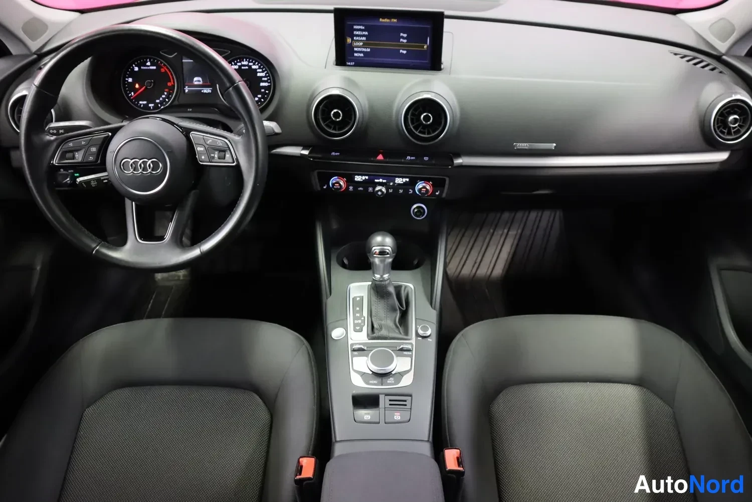 Muu: Audi A3:n ohjaamo ylhäältä kuvattuna: ohjauspyörä, mittaristo, automaattivaihteiston valitsin ja etuistuimet.