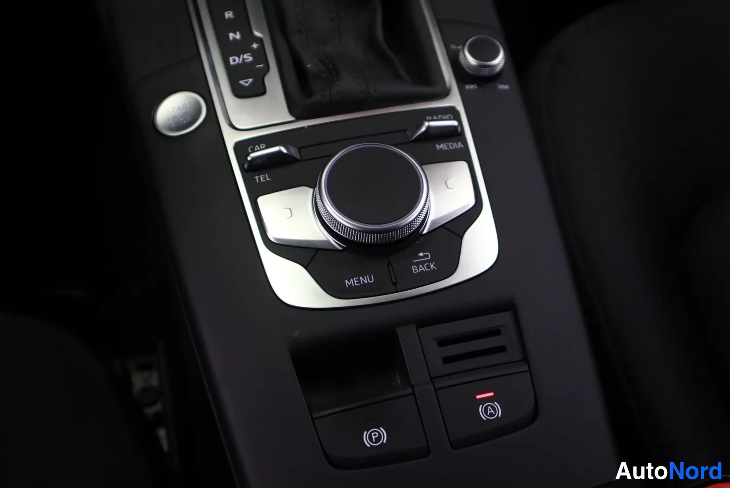 Muu: Auton keskikonsolin lähikuva, jossa automaatin vaihtoalueen R, N, D/S ja pysäköintijarru ja AUTOHOLD-napit, sekä mmr-paneeli CAR, TEL, RADIO, MEDIA ja MENU-BACK