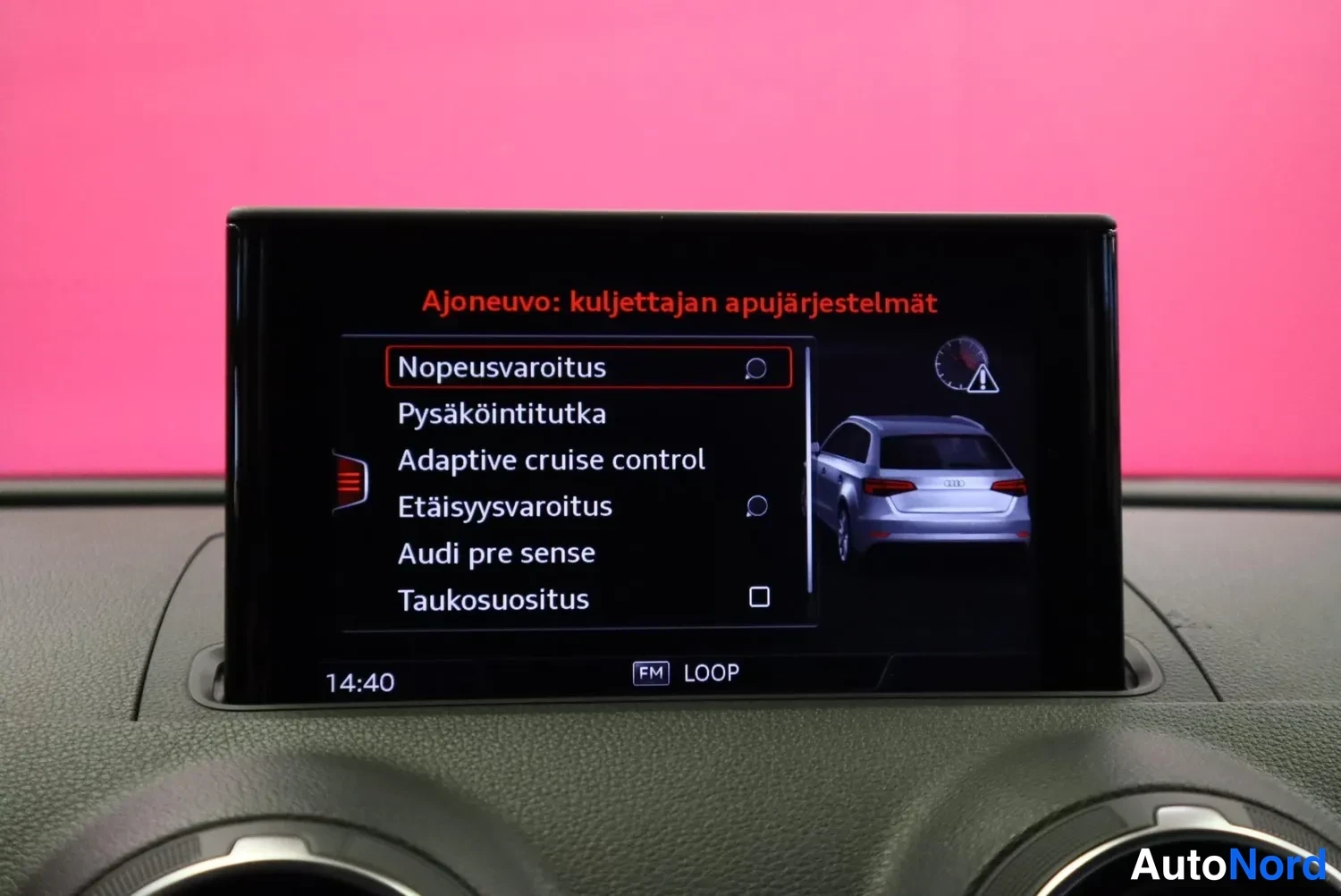 Muu: Audi A3:n kojelaudan näyttö, jossa on avattuna kuljettajan apujärjestelmien valikko: nopeusvaroitus, pysäköintitutka, adaptive cruise control, etäisyysvaroitus,