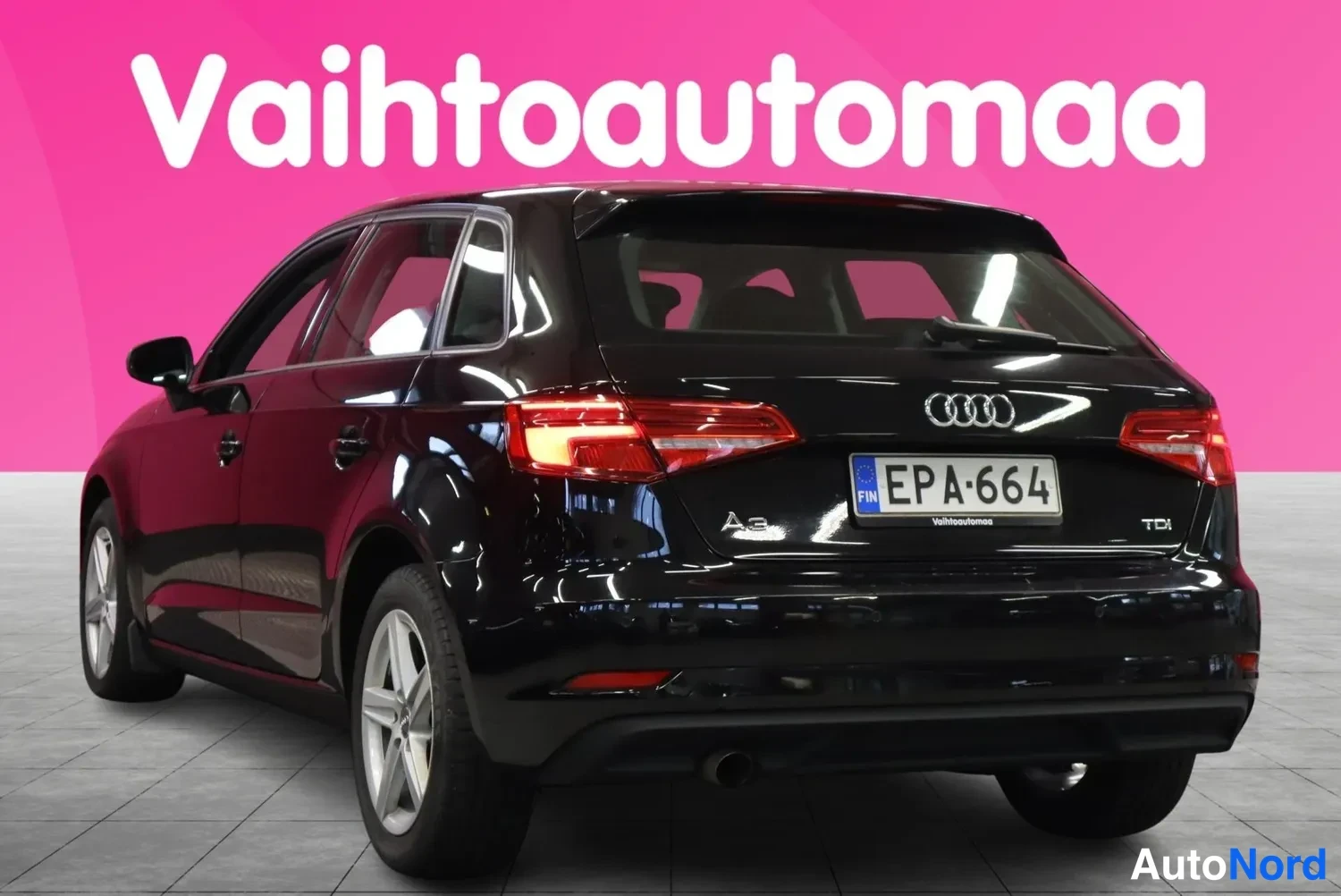 Takaviisto: Musta Audi A3 Sportback takaosasta vasemmasta kolmesta neljänneskulmasta, rekisteritunnus.