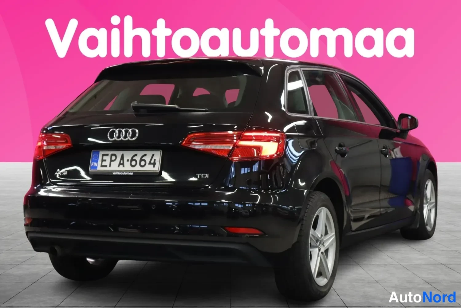Takaviisto: Musta Audi A3 Sportback takaosasta oikeasta kolmesta neljänneskulmasta, rekisteritunnus ja TDI-merkintä.