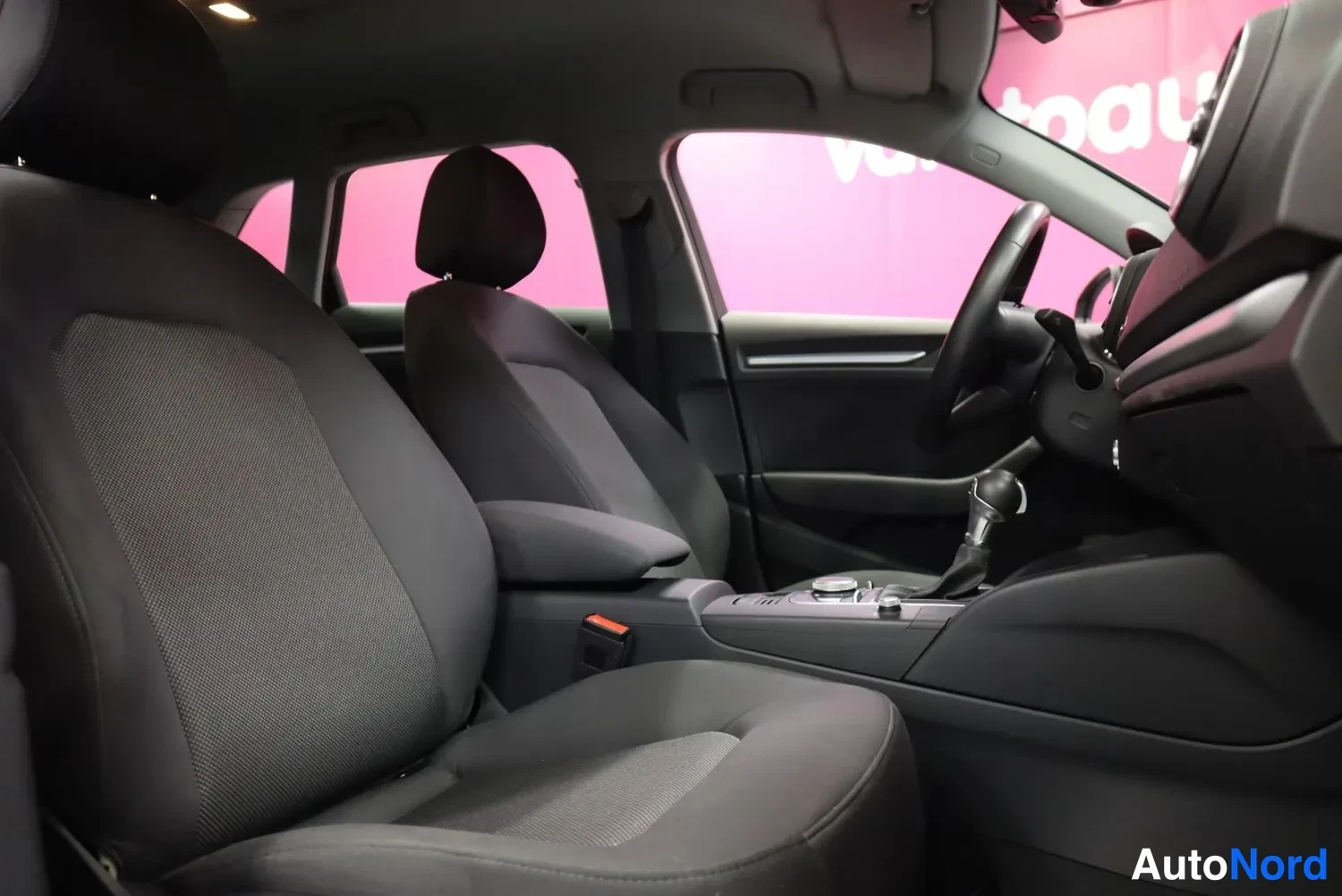 Muu: Audi A3:n sisätila etuistuimilta kuvattuna, tummat kangasistuimet ja mittaristo.