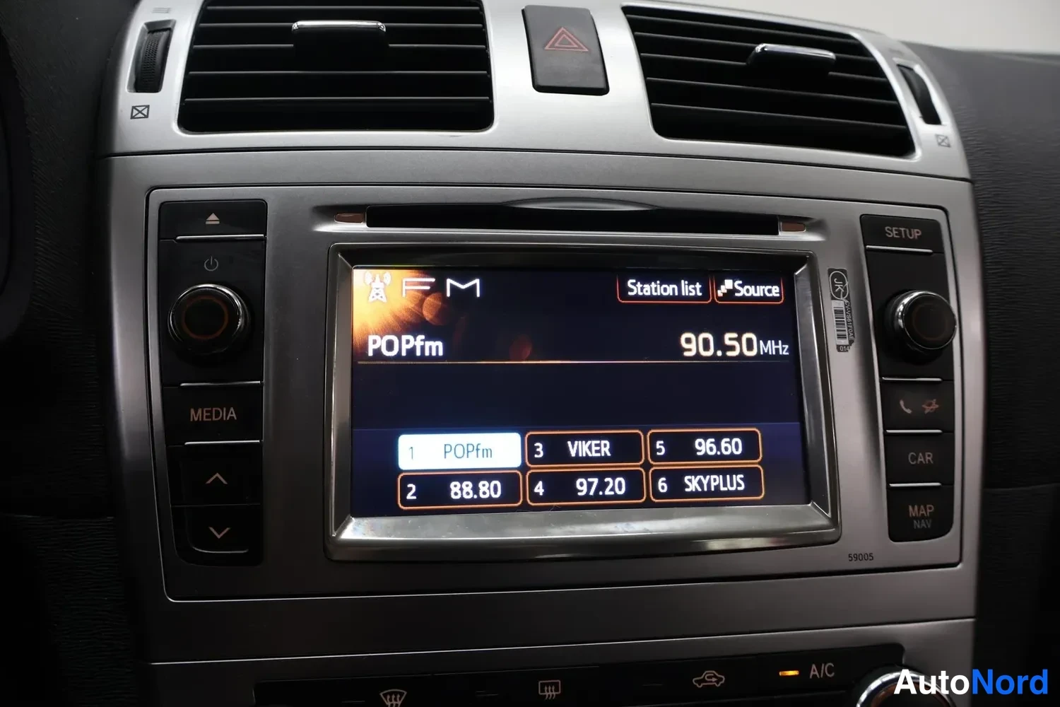 Muu: Radion näyttö FM-asemalistalla: POPfm 90,50 MHz valittuna, esiasetukset 88.80, VIKER, 97.20, 96.60 ja SKYPLUS näkyvissä.