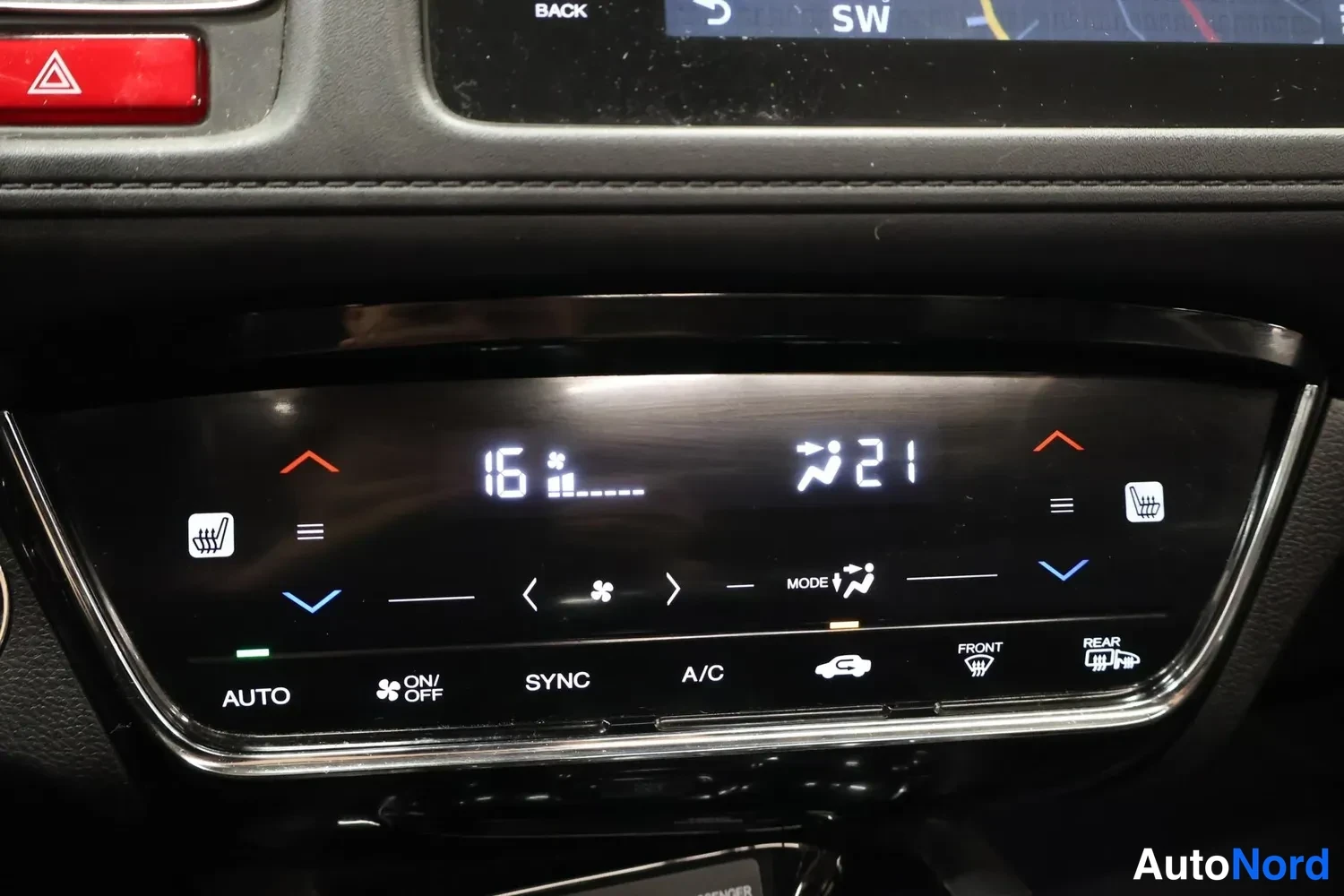 Muu: Automaattisen ilmastointilaitteen paneeli, näytöllä lukemat 16 ja 21 sekä napit AUTO, SYNC, A/C ja ON/OFF.