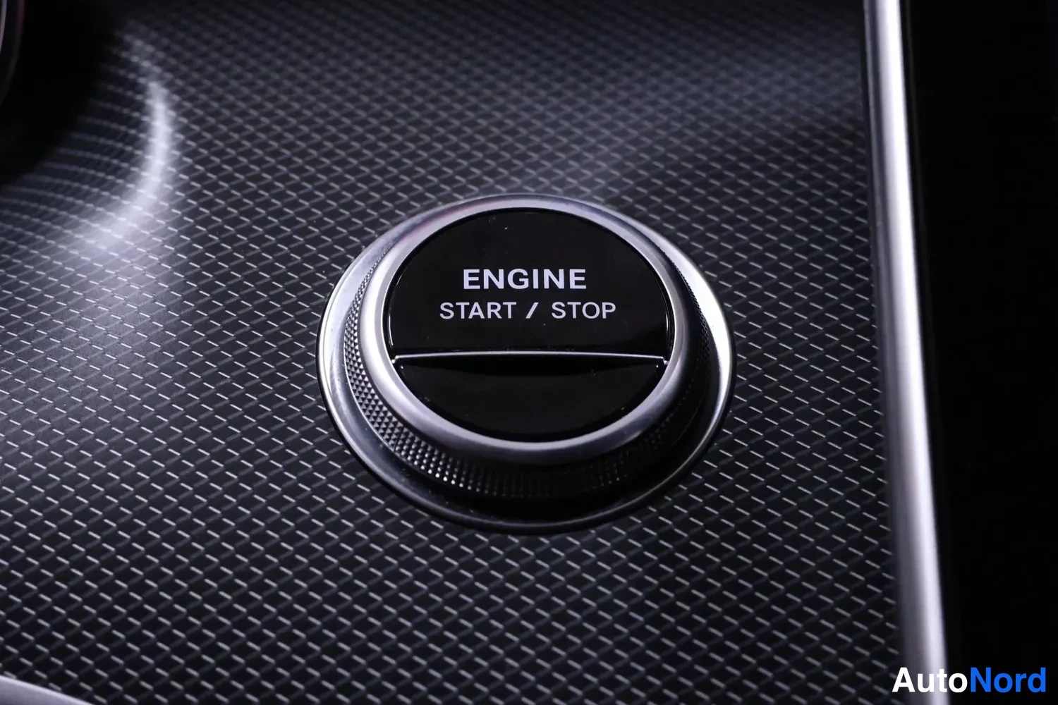 Muu: Keskikonsolen ENGINE START/STOP-käynnistyspainike.