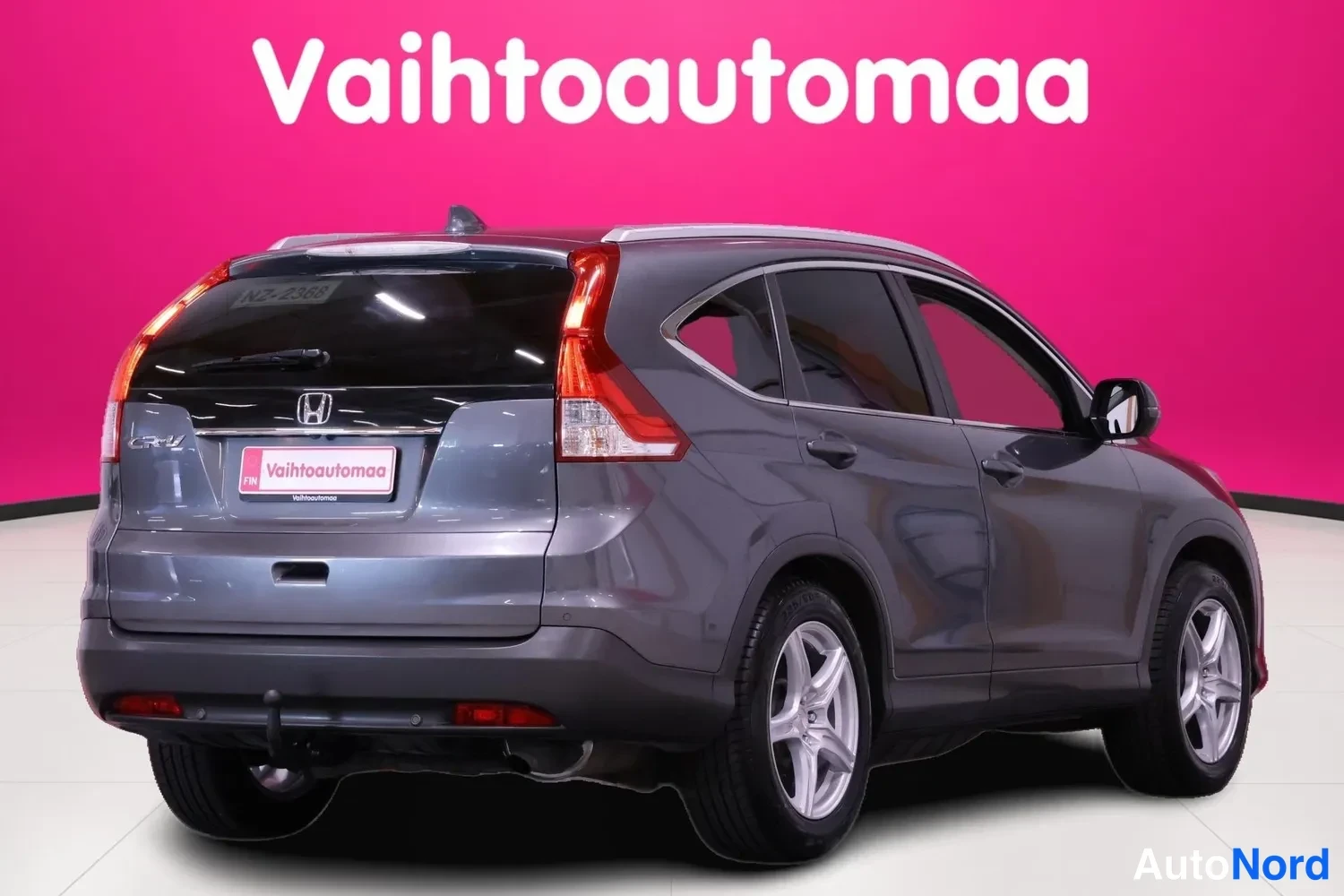 Takaviisto: Tummanharmaa Honda CR-V takaviistosta, perä vasemmalla. Takatulet, takaovesien kahvat ja kevytmetallivanteet näkyvät; takapuskurin alla vetokoukun kiinnike.